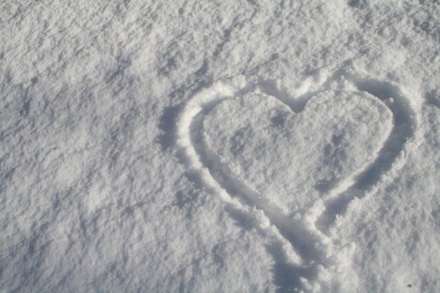 Lepo mi je kad crtam svoje srce u snegu